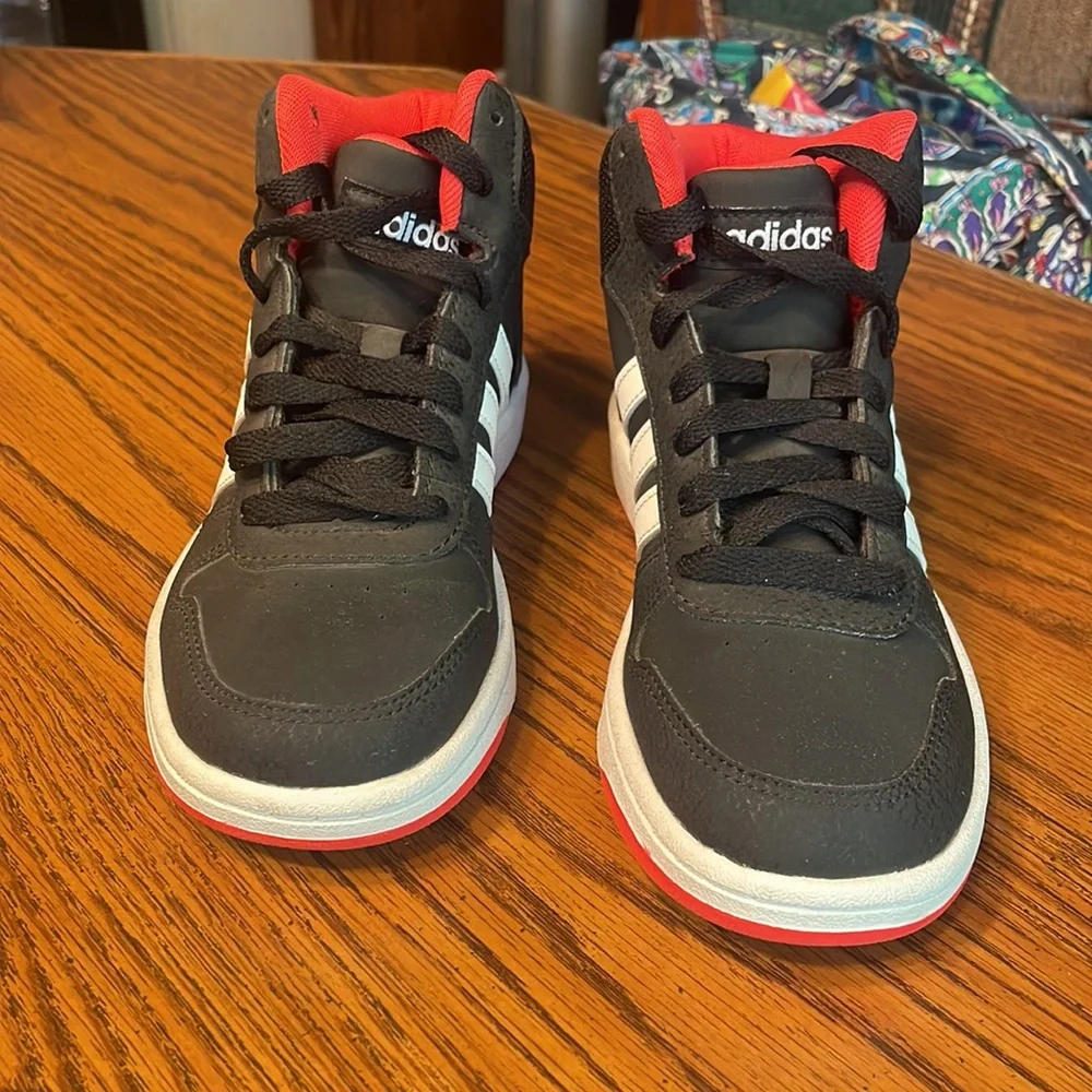 Adidas hoop, 2.0 med for kids, size 1.5, preowned, worn twice. - Picture 2 of 9